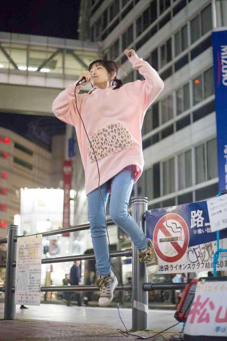 ストリートで歌う松山あおいさん