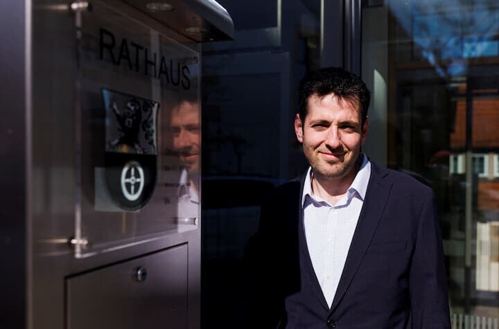 2015年シリアを脱出しドイツに移民したライアン・アルシェブルが地方自治体の長になった　REUTERS/Lukas Barth