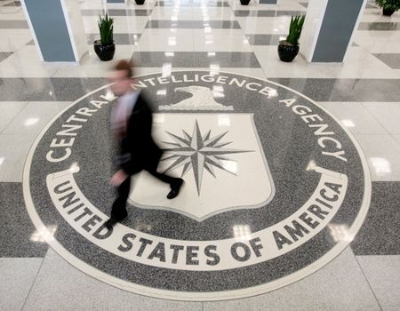 　米中央情報局（ＣＩＡ）は１０月２日、中国とイラン、北朝鮮の情報提供者を募集するためにソーシャルネットワーキングサービス（ＳＮＳ）を活用した方法を導入した。写真はＣＩＡ本部のロビー。２００８年８月、バージニア州で撮影（２０２４年　ロイター/Larry Downing）