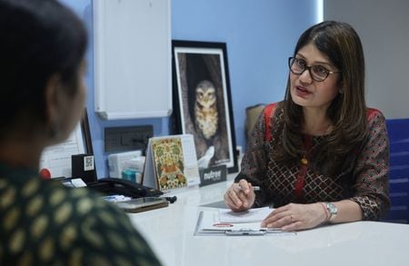 ムンバイのクリニックで、減量のためのマンジャロ処方について患者と話す医師。3月31日撮影。REUTERS/Francis Mascarenhas