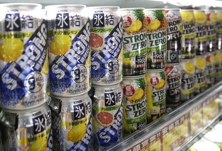 　８月１日、缶チューハイやハイボールなどに代表されるアルコール飲料、ＲＴＤ（Ready to Drink）市場の拡大とともに、トップブランドをめぐるの争いがし烈になっている。写真は都内で２０１４年６月撮影（２０１６年　ロイター/Yuya Shino）