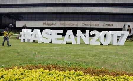 　４月２６日、東南アジア諸国連合（ＡＳＥＡＮ）首脳会議が２９日に発表する議長声明は、南シナ海問題で従来よりも中国への批判を抑えた内容になる見通し。写真は２５日撮影（２０１７年　ロイター／Erik De Castro）