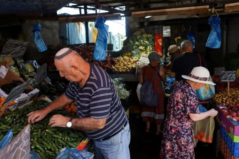 イスラエル財務省は２１日、２０２４年に軍事費として約１０００億シェケル（２８０億ドル）を支出したと発表した。２４年末の政府債務残高の対国内総生産（ＧＤＰ）比率は６９．０％と２３年末の６１．３％から上昇し、過去２年間では約９％ポイント上がった。写真はイスラエル北部ハイファで昨年8月撮影（２０２５年　ロイター/Ronen Zvulun）