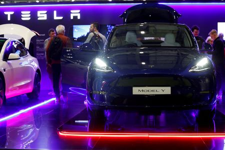 ５月６日、米電気自動車（ＥＶ）大手テスラは主力のスポーツ多目的車（ＳＵＶ）「モデルＹ」（写真）の廉価版を米国市場で発売した。ロンドンの見本市で２０２４年３月撮影（２０２５年　ロイター/Peter Cziborra）