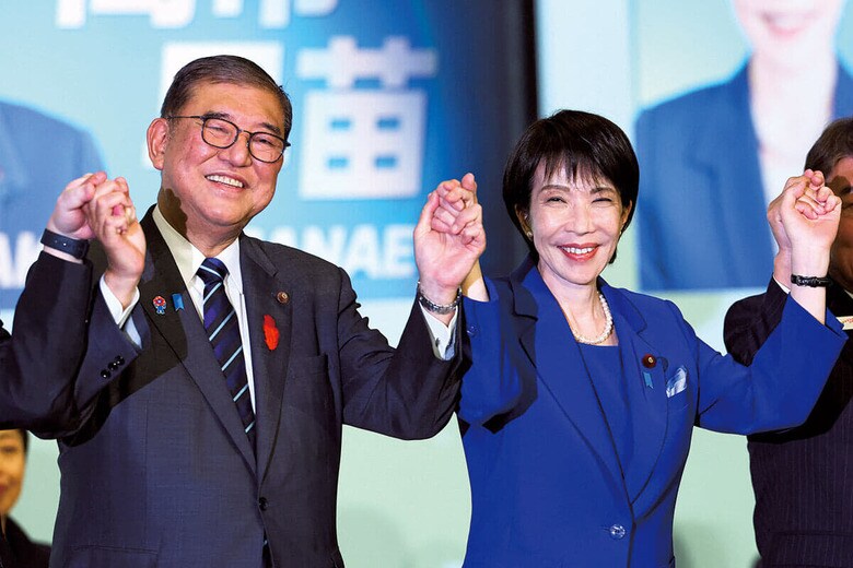 選出された高市新総裁を祝福する石破首相（今月4日）　KIM KYUNG-HOONｰPOOLｰREUTERS