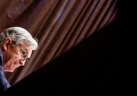 米連邦準備理事会（ＦＲＢ）のパウエル議長（写真）は３日、上院銀行委員会で証言し、ロシアのウクライナ侵攻の影響について、物価上昇や支出・投資の抑制など、多岐にわたる経路で米経済に打撃を及ぼす可能性があるという見解を示した。３日、ワシントンで撮影（２０２２ 年　ロイター）