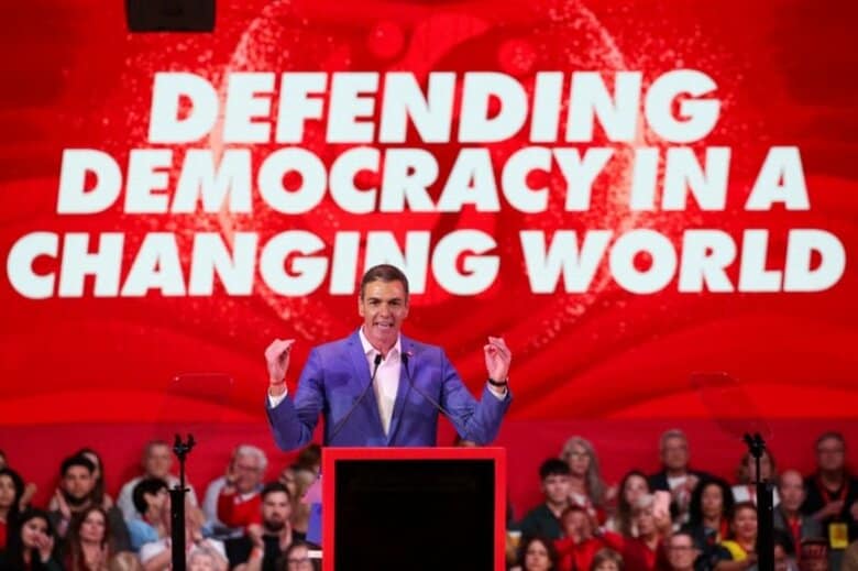 4月18日、バルセロナで開催された国際会議で演説するスペインのサンチェス首相。REUTERS/Nacho Doce