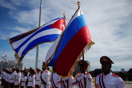 キューバとロシアの国旗。２０１９年、ハバナで撮影（２０２６年　ロイター/Alexandre Meneghini）