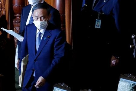 　衆院予算委員会は２日、一般会計総額１０６兆６０９７億円と過去最大の２０２１年度予算案を与党などの賛成多数で可決した。菅首相、国会で昨年１０月撮影（２０２１年　ロイター／Kim Kyung-Hoon）