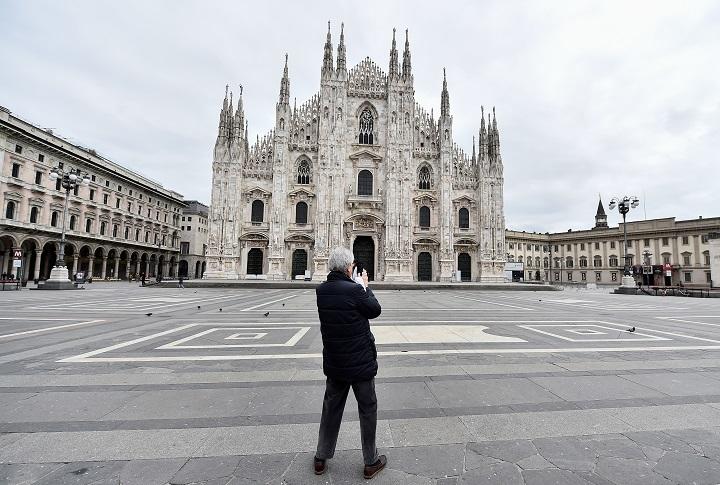 ミラノが封鎖されて3日目の3月12日、観光名所ドゥオーモ（大聖堂）前も閑散　Flavio Lo Scalzo-REUTERS