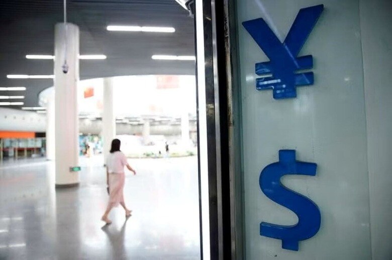 １２月１１日、中国当局が人民元安の容認を検討していると報じられたことで、トランプ次期米政権の関税政策により世界の貿易と資金の流れが変わり、大きな為替変動が生じるリスクが裏付けられたとアナリストはみている。上海で２０１９年撮影（２０２４年　ロイター/Aly Song）