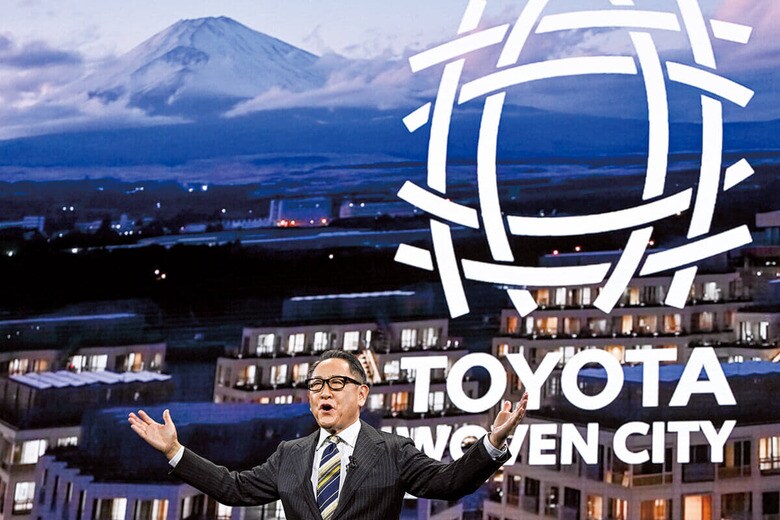 米ラスベガスでウーブン・シティについて話すトヨタの豊田章男会長（1月6日）　ARTUR WIDAKｰNURPHOTOｰREUTERS