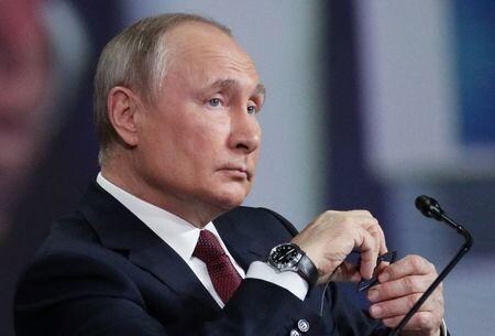 ロシアのプーチン大統領は、ロシアに入国する渡航者に対し新型コロナウイルスワクチンを有料で提供する可能性があると述べた。写真は同日、サンクトペテルブルクの経済フォーラムに参加するプーチン氏（２０２１年　ロイター／Vladimir Smirnov）