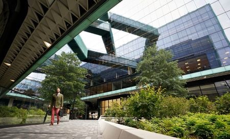 　格付け会社フィッチは５月２５日、米国の連邦住宅抵当金庫（ファニーメイ）と連邦住宅貸付抵当公社（フレディマック）の格付けを引き下げ方向で見直すウォッチネガティブに指定した。写真はファニーメイの事務所。ワシントンで撮影（２０２３年　ロイター/Kevin Lamarque）