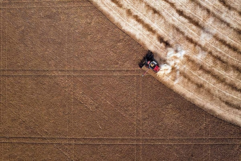 アメリカが貿易赤字を縮小したいなら、1つの答えは農村部の製造業で革新を進めること（写真はユタ州での大豆の収穫）　AP/AFLO