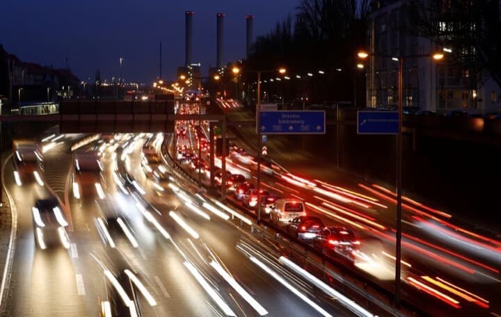 ドイツで開かれている主要7カ国（G7）首脳会議の声明草稿から、二酸化炭素（CO2）を排出しない「ゼロエミッション車」の普及目標を削除するよう日本が求めていることが分かった。写真はベルリンの高速道路で2018年11月撮影（2022年　ロイター//Fabrizio Bensch）