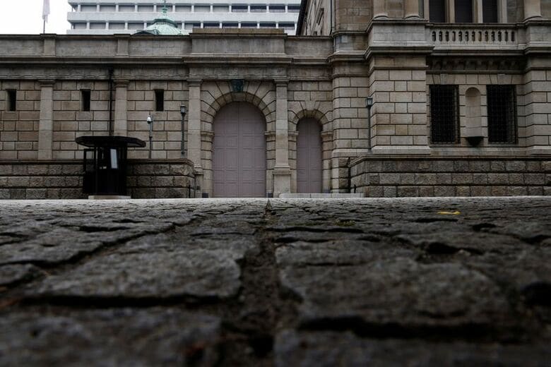写真は日銀本店の外観。2022年6月、都内で撮影。 REUTERS/Kim Kyung-Hoon