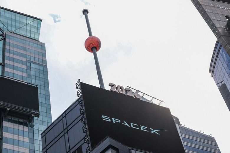 写真はスペースXの新規株式公開（IPO）を祝う掲示。6月12日、米ニューヨーク市で撮影。 REUTERS/Brendan McDermid