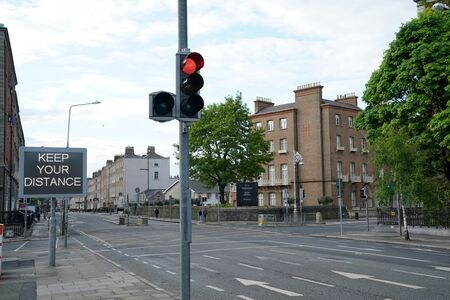 　アイルランドのマーティン首相は１９日、新型コロナウイルス感染拡大抑制のため、２１日午前０時から６週間にわたり、行動規制レベルを最高の５に引き上げると発表した。資料写真、ダブリンで５月撮影（２０２０年　ロイター／Clodagh Kilcoyne）