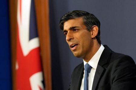 スナク英首相はトルコのエルドアン大統領と電話会談を行い、スウェーデンがＮＡＴＯに加盟することで大きな恩恵が得られるとし、早期加盟の実現を望むと伝えた。６月３０日、ロンドンで撮影（２０２３年　ロイター/ Frank Augstein/Pool via REUTERS/File Photo）