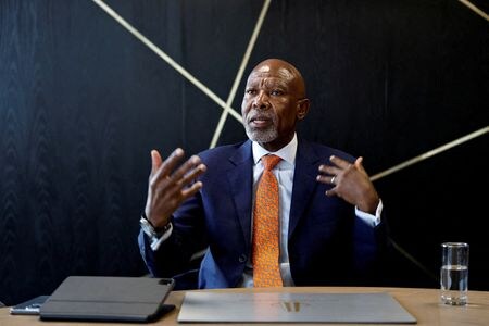南アフリカ準備銀行（中央銀行）のクガニャゴ総裁は２９日、記者団に対し、同国は経済力の強化につながる改革を本格的に推進していると説明、長期にわたる電力危機が解消されれば、他セクターの成長を促進できるとの見方を示した。写真はロイターのインタビューに応じるクガニャゴ総裁で４月に撮影（２０２４年　ロイター/James Oatway）