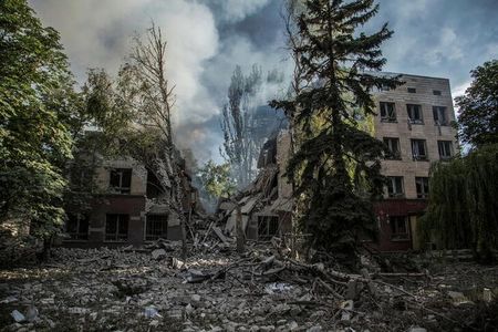 　６月２１日、ウクライナ東部ルガンスク州のガイダイ知事らは、同地域のリシチャンスクとセベロドネツク近郊の複数の集落がロシア軍に制圧されたと発表した。写真はリシチャンスクで１７日撮影（２０２２年　ロイター／Oleksandr Ratushniak）