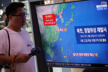 ８月２４日、 北朝鮮が行った２回目の軍事偵察衛星の打ち上げは前回に続いて失敗に終わったが、進歩もみられる。写真は同日、ソウルで北朝鮮による打ち上げを報じるニュース番組を見る人（２０２３年　ロイター/Kim Hong-Ji）