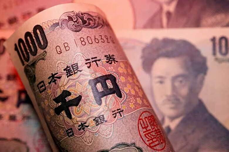 日本円紙幣。2022年9月撮影。REUTERS/Florence Lo