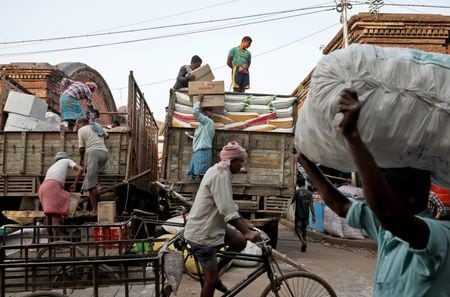 インド政府が１２日発表した５月の消費者物価指数（ＣＰＩ）は前年同月比で４．２５％上昇し、伸び率は２０２１年１月以来、２年４カ月ぶりの低水準となった。２０２１年１２月撮影（２０２３年　ロイター/Rupak De Chowdhuri）