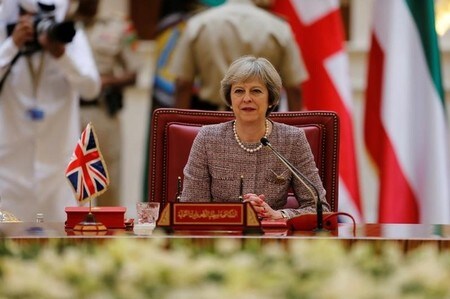 　１２月７日、メイ英首相（写真）は、ペルシャ湾岸諸国との防衛協力を強化する方針を明らかにした上で、「イランの攻撃的な域内行動」に対抗すべく湾岸諸国と連携する姿勢を示した。湾岸協力会議（ＧＣＣ）で撮影（２０１６年　ロイター／Hamad I Mohammed）