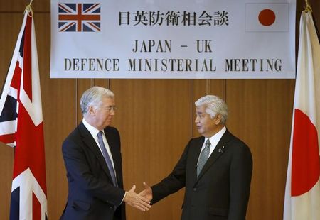 　１月９日、中谷元防衛相（右）は、北朝鮮の核実験への対抗措置として韓国軍が軍事境界線で宣伝放送を再開したことについて、事態が緊迫化する恐れがあるとして注視する考えを示した。防衛省で撮影（２０１６年　ロイター／Toru Hanai）