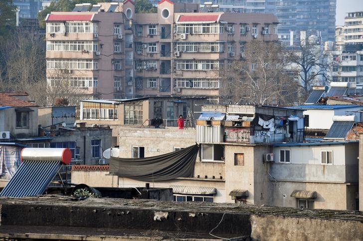 研究者らは26日、新型コロナウイルスが最初に発生した中国武漢市について、移動制限を拙速に緩和すれば感染の「第2波」が早期に起きかねないと警告、学校や企業の閉鎖措置を続けるべきとの見方を示した。写真は武漢で5日撮影（2020年　ロイター）