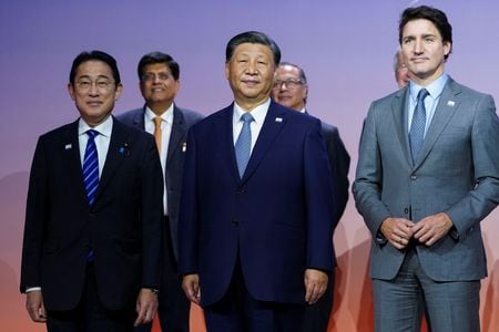 　　米国訪問中の岸田文雄首相は１１月１６日（日本時間１７日）、中国の習近平国家主席と会談後、記者団の取材に応じ、日中間の戦略的互恵関係の包括的推進を再確認し、今後も両国首脳同士で緊密な会談と意思疎通を図ることで一致したと語った。写真は１６日、ＡＰＥＣ首脳会議の集合写真に収まる岸田氏（左）と習氏（中央）（２０２３年　ロイター/Kevin Lamarque）