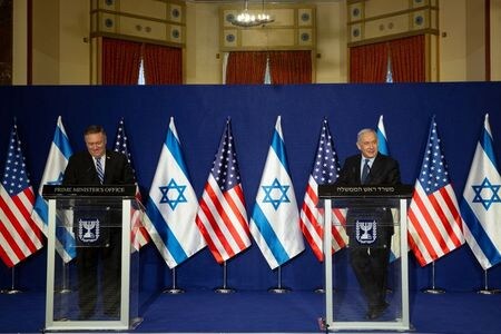 イスラエルを訪問中のポンペオ米国務長官は１９日、イスラエルの占領地ヨルダン川西岸地区にあるユダヤ人入植地プサゴット近くのワイナリーを訪問した。写真はネタニヤフ首相（右）と会見するポンペオ長官。代表撮影（２０２０年　ロイター）