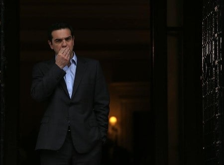 　４月９日、ギリシャのチプラス首相は、一段の債務負担軽減を条件に、債権団と合意した追加的な緊縮財政策に取り組む意向を明らかにした。写真はフランク・ウォルター独外相との会談前のチプラス・ギリシャ首相（２０１７年　ロイター／Alkis Konstantinidis）