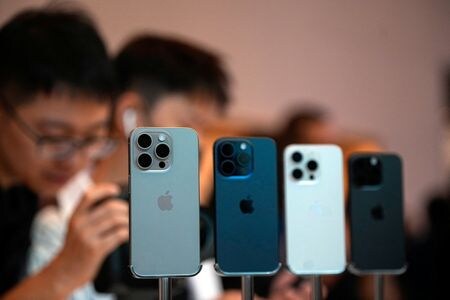 　７月２９日、中国の政府系シンクタンク、中国情報通信研究院（ＣＡＩＣＴ）が公表したデータによると、米アップルのｉＰｈｏｎｅを含む６月の海外ブランドのスマートフォン（スマホ）販売台数は前年同月比１０．９％増の２８７万台となり、過去２カ月の４０％超に比べ小幅な伸びとなった。写真は中国の上海にあるアップルストアで昨年９月撮影（２０２４　ロイター／Aly Song）