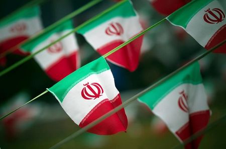 　１０月１８日、イランの武器取引を禁じた国連安全保障理事会の制裁措置が、期限を迎えるにあたり、イラン外務省は、防衛分野で自立しており、武器調達に走る必要はないと表明した。写真はイランの旗。テヘランで２０１２年２月撮影（２０２０年　ロイター／Morteza Nikoubazl）
