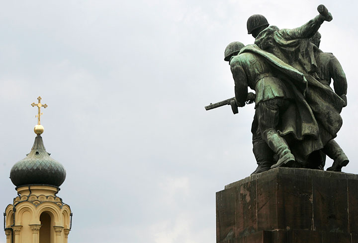 ワルシャワにあった赤軍とポーランド人民軍兵士の記念碑。今は撤去された　Katarina Stoltz-REUTERS