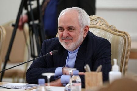 イランのザリフ外相（写真）は、６日付現地紙「ハムシャフリー」とのインタビューで、米バイデン政権に対し２０１５年のイラン核合意復活に向け迅速に行動するよう求めた。   写真は今年１月２６日にモスクワで撮影。（２０２１年　提供写真）