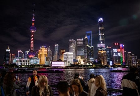 上海の高層ビル街、2025年11月撮影　REUTERS/Maxim Shemetov