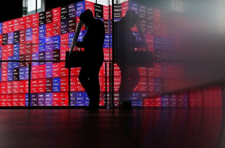 4月27日、都内の株価ボード。.REUTERS/Issei Kato