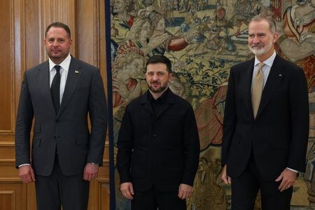 会談したスペインのフェリペ国王、ウクライナのゼレンスキー大統領、ウクライナ大統領府のイェルマク長官。2025年11月18日、スペイン・マドリードで撮影。REUTERS/Violeta Santos Moura