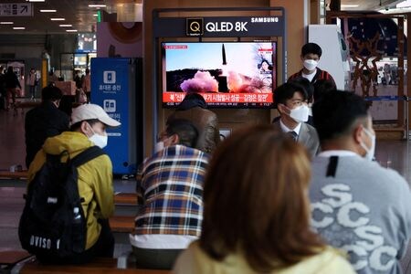 　４月２２日、北朝鮮が仮に核実験を再開する場合、小型の「戦術」核弾頭の開発を含むものになると専門家は予想している。写真は１７日、ソウル市内で北朝鮮による「新型戦術誘導兵器」発射実験のニュースを見る市民（２０２２年　ロイター/Kim Hong-Ji）
