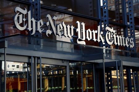 米新聞大手ニューヨーク・タイムズ（ＮＹＴ）は、同社の株式を７％近く保有していると開示した投資会社バリューアクト・キャピタル・マネジメントが取締役会人事に介入する可能性があるため、金融大手バンク・オブ・アメリカ（ＢｏｆＡ）と法律事務所シドリーオースティンに助言を求めている。複数の関係筋が明らかにした。写真はマンハッタンのＮＹＴビルで２０２０年８月撮影（２０２２年　ロイター／Shannon Stapleton）