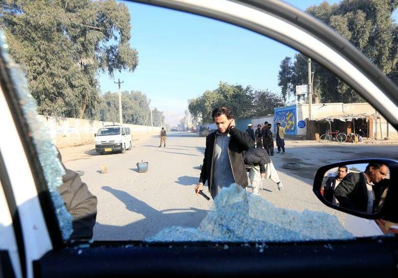 アフガニスタン・ナンガラハル州の都市ジャララバードで、非政府組織（NGO）の車が襲撃を受け、ピースジャパンメディカルサービス（平和医療団日本）総院長の中村哲医師など6人が死亡した。写真は中村医師が乗っていた車の壊れた窓。アフガニスタンのジャララバードで撮影（2019年　ロイター／Parwiz）