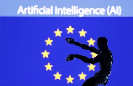 　７月３日、欧州連合（ＥＵ）欧州委員会は人工知能（ＡＩ）に関する包括的な法律「ＡＩ法」に基づいた汎用目的ＡＩ（ＧＰＡＩ）の規則の施行が２０２５年終盤になると発表した。写真はEUの旗とAIのイメージ。２０２３年１２月撮影（２０２５年　ロイター/Dado Ruvic）