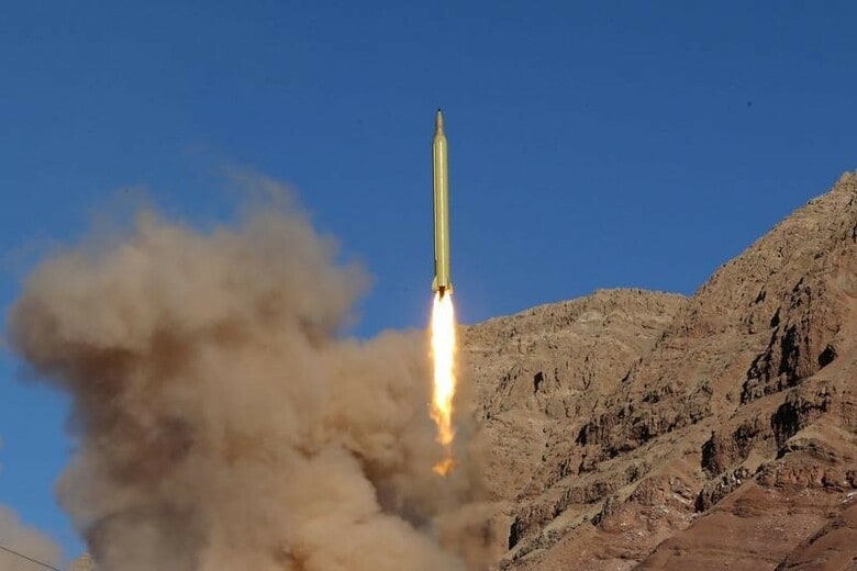 ２月１日、イランのデフガン国防軍需相は、弾道ミサイルの発射実験を行なったことを認めた。写真は同国が行った弾道ミサイル発射実験とされる様子。撮影場所不明。提供写真（２０１６年　ロイター）
