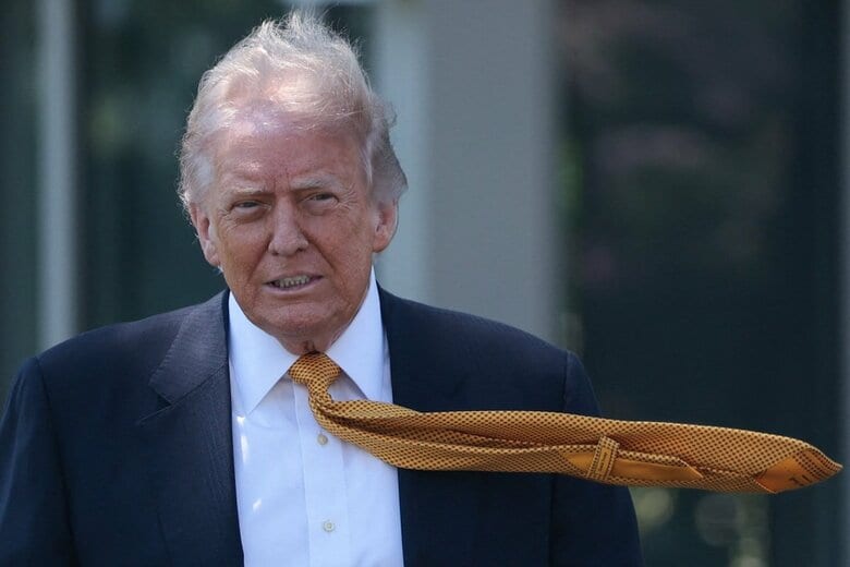 関税やイランでつまづいたトランプの交渉カードは限られる（写真は5月12日、訪中のためホワイトハウスを出発するトランプ）　　REUTERS/Evelyn Hockstein
