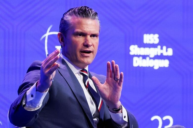 写真はアジア安全保障会議で演説するヘグセス米国防長官。シンガポールで撮影。REUTERS/Edgar Su