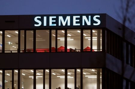 　５月１７日、ドイツの機械大手シーメンスは、通期（今年９月までの１年間）の売上高と利益の見通しを引き上げた。写真は同社のロゴ。スイスのツークで２０２１年１２月撮影（２０２３年　ロイター／Arnd Wiegmann）